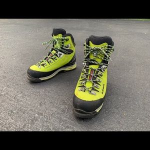 Lowa Men’s Mountain Expert Goretex EVO Hiking Boot